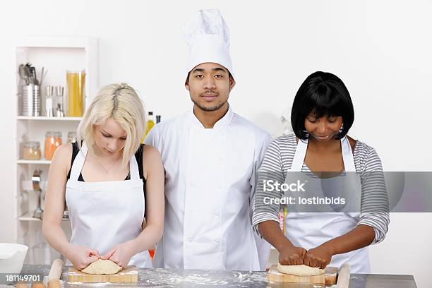 Instrutor E Appenticesalunos A Desfrutar De Progresso Em Uma Cozinha Comercial - Fotografias de stock e mais imagens de 20-29 Anos