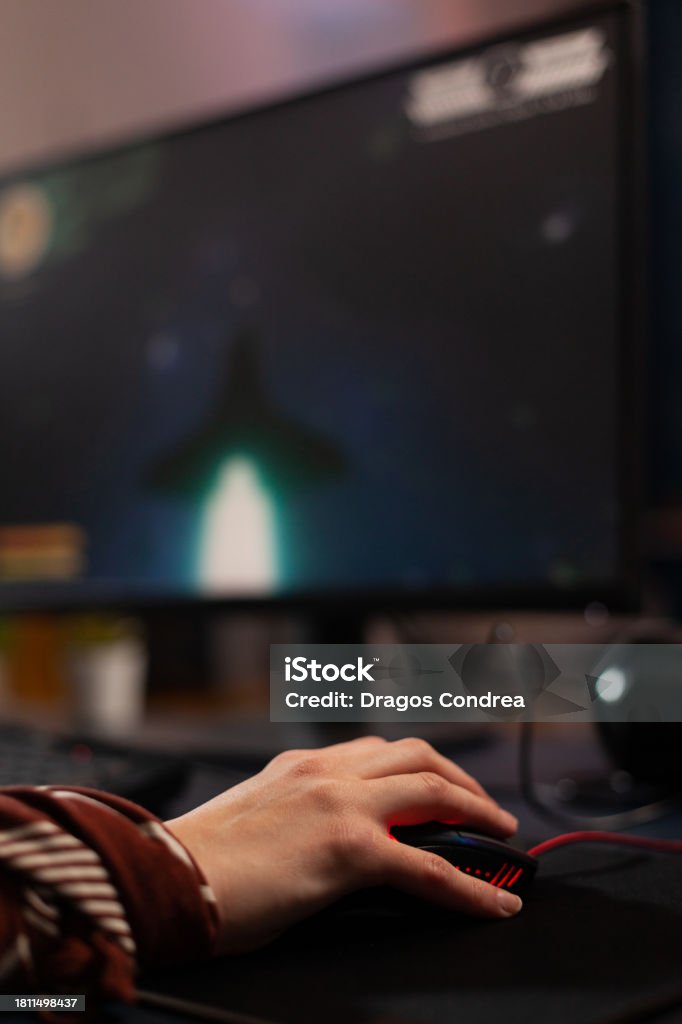Gros plan de mains à l’aide d’une souris pour jouer à des jeux vidéo - Photo de Adulte libre de droits Gros plan de mains à l’aide d’une souris pour jouer à des jeux vidéo - Photo de Adulte libre de droits