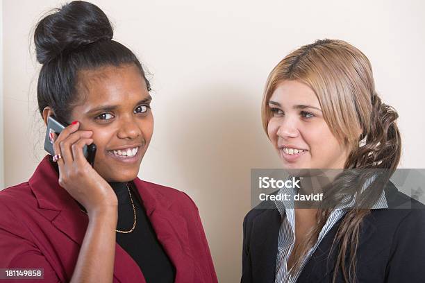 Pierwotny Kobiety Za Pomocą Telefonu Komórkowego - zdjęcia stockowe i więcej obrazów Rdzenna ludność Australii - Rdzenna ludność Australii, Australia, Kobiety
