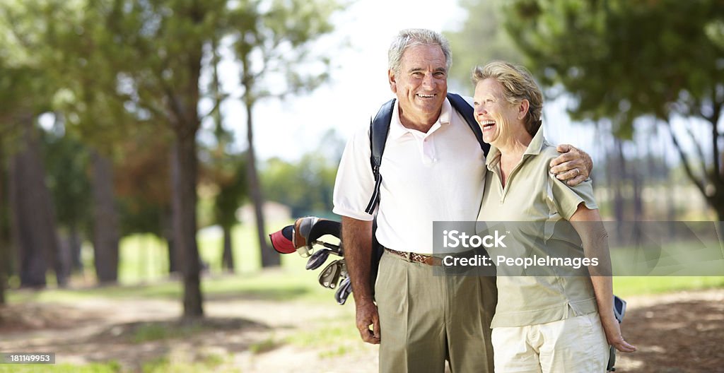 Наслаждаясь их день игры в гольф, а также - Стоковые фото Гольф роялти-фри