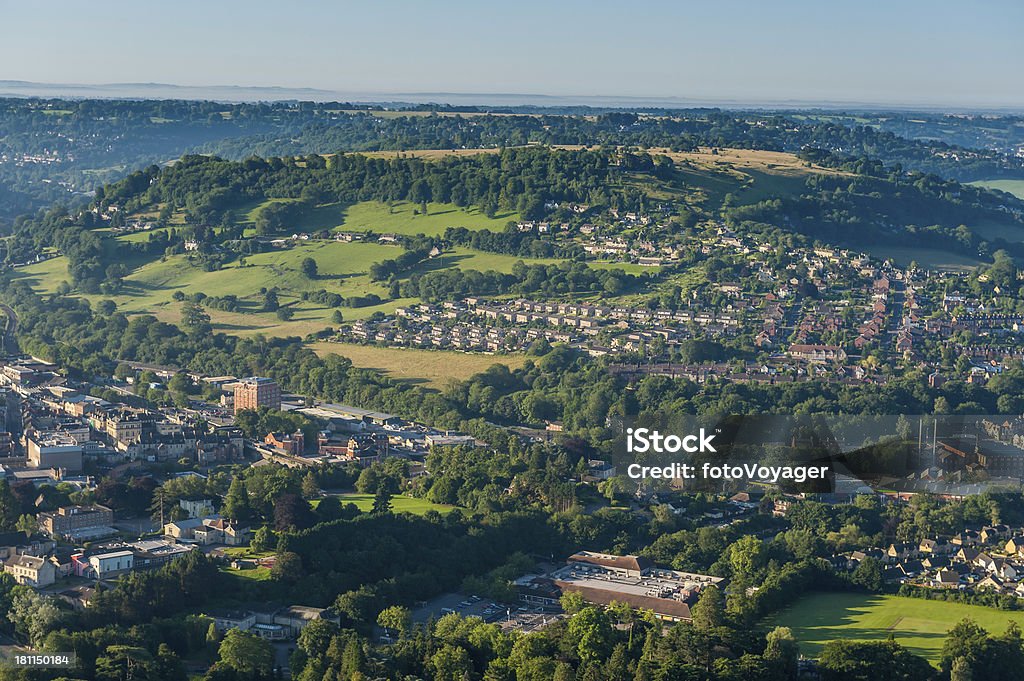 Widok z lotu ptaka zdjęcia w domach zielone pola mglisty wzgórza Miasto - Zbiór zdjęć royalty-free (Balon na ogrzane powietrze)