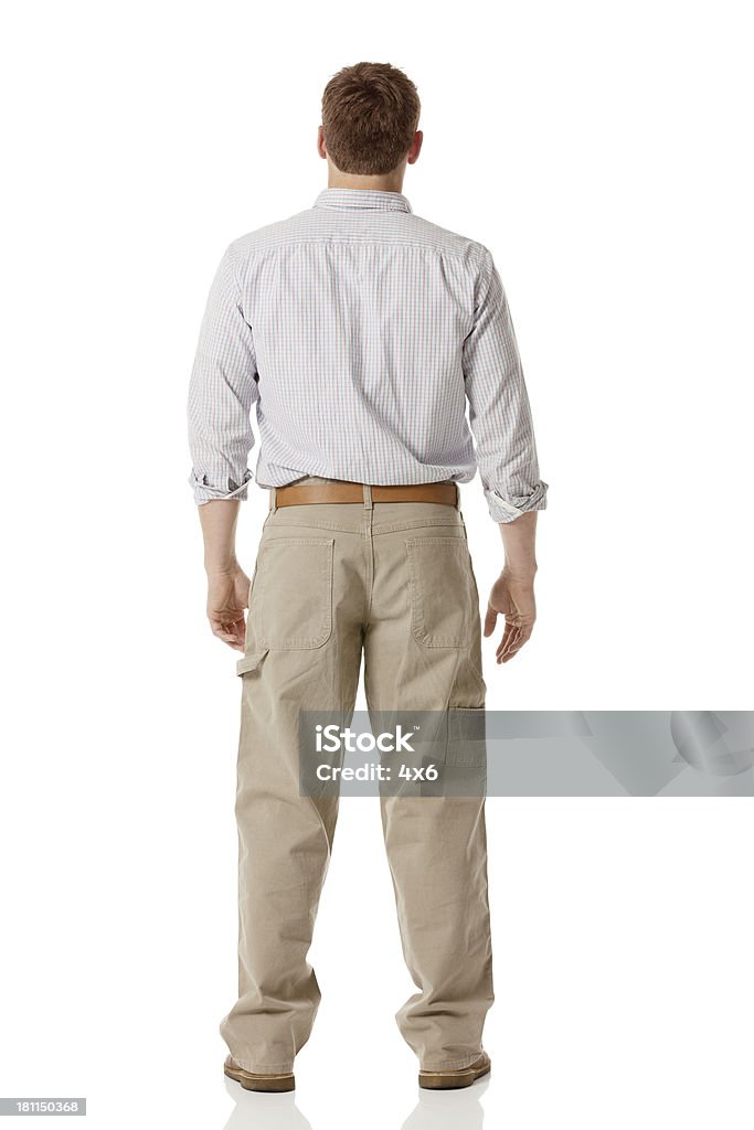 Vista posterior de un hombre de pie - Foto de stock de 20 a 29 años libre de derechos