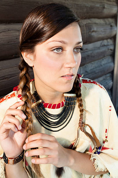 文字: 若い女性のネイティブアメリカンインディアン文化を表現しています。 - indian costume ストックフォトと画像