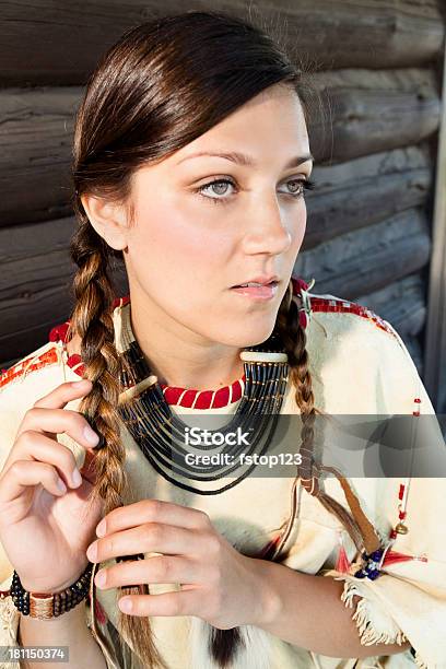Postać Młoda Kobieta Demonstruje Native American Indian Kultury - zdjęcia stockowe i więcej obrazów 18-19 lat
