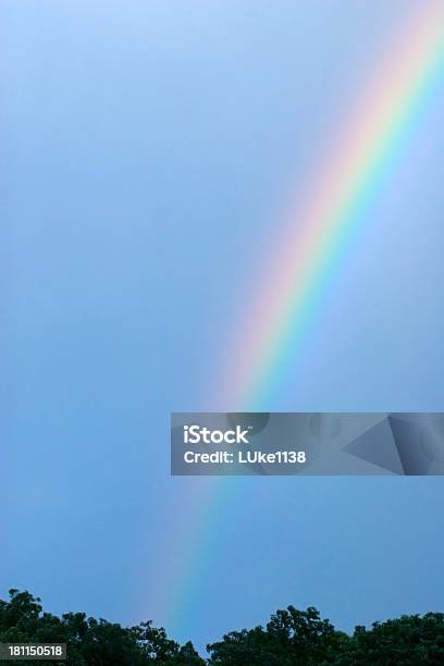 Torre Rainbow Foto de stock y más banco de imágenes de Arco iris - Arco iris, Cielo, Azul