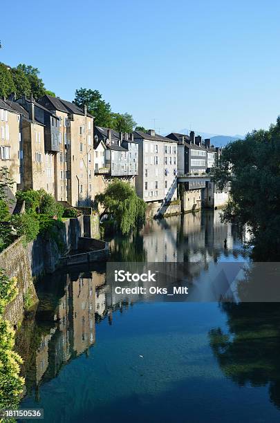 Verano Vista Del Pueblo Francés Oloronsanta María Foto de stock y más banco de imágenes de Agua - Agua, Aire libre, Arquitectura