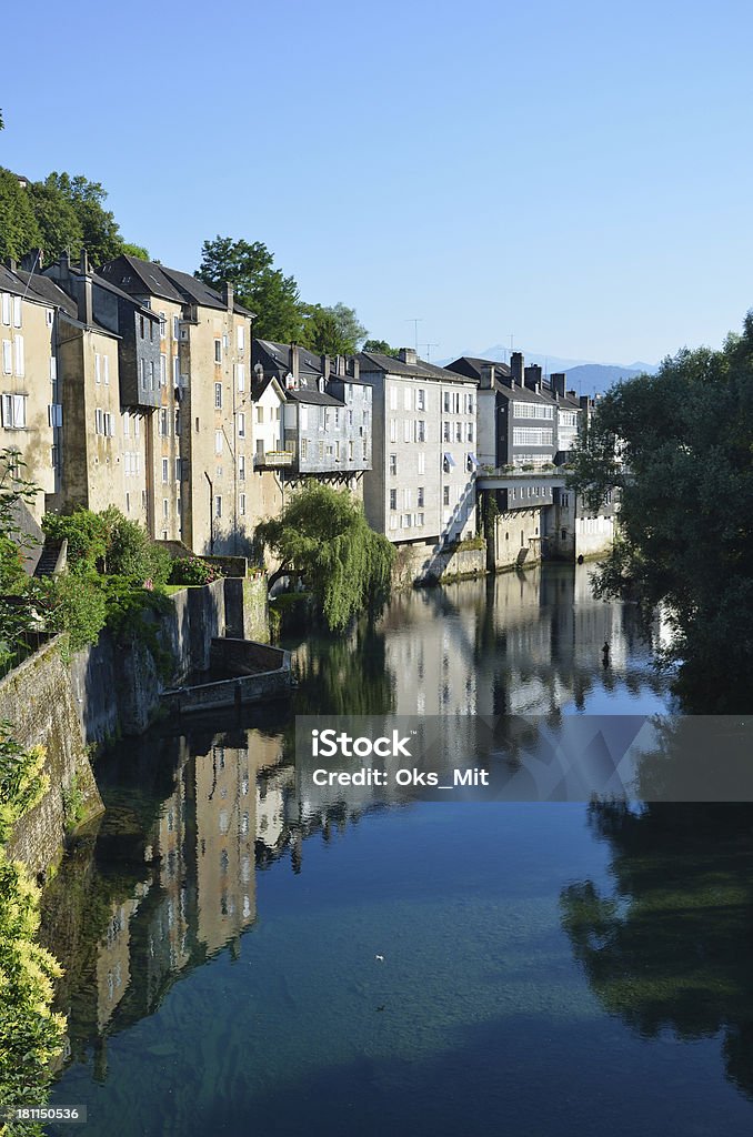 Verão vista da cidade francesa Oloron-Sainte-Maria - Foto de stock de Acima royalty-free