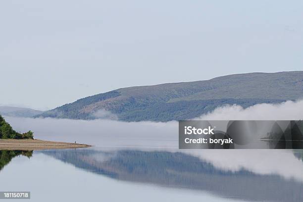 Nebbia Di Lago Highlands Scozzesi - Fotografie stock e altre immagini di Ambientazione esterna - Ambientazione esterna, Composizione orizzontale, Fotografia - Immagine