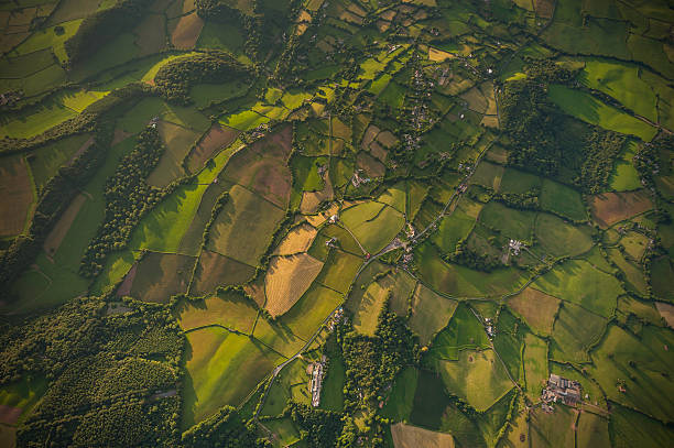 foto aérea de fazendas e aldeias idílicas país verde paisagem em mosaico - welsh culture wales field hedge - fotografias e filmes do acervo