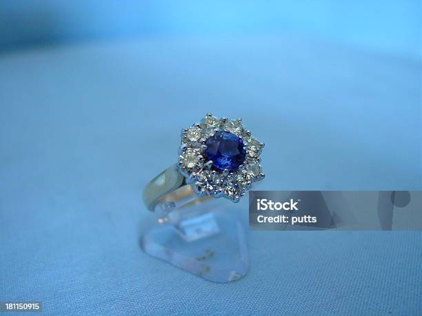 Foto de Diamantes E Saphires e mais fotos de stock de Adulto - Adulto, Anel - Joia, Diamante - Pedra preciosa