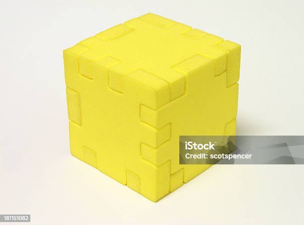 Cubo Puzzle Amarelo - Fotografias de stock e mais imagens de Agarrar - Agarrar, Amarelo, Bloco