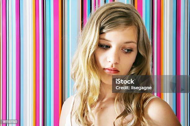 Traurige Teenagermädchen Stockfoto und mehr Bilder von Blau - Blau, Blick nach unten, Blondes Haar