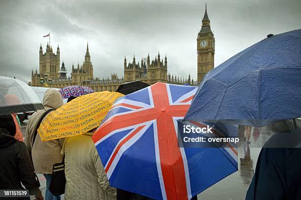 Photo libre de droit de Jour De Pluie À Londres banque d'images et plus d'images libres de droit de Drapeau du Royaume-Uni - Drapeau du Royaume-Uni, Il pleut des chats et des chiens, Parapluie