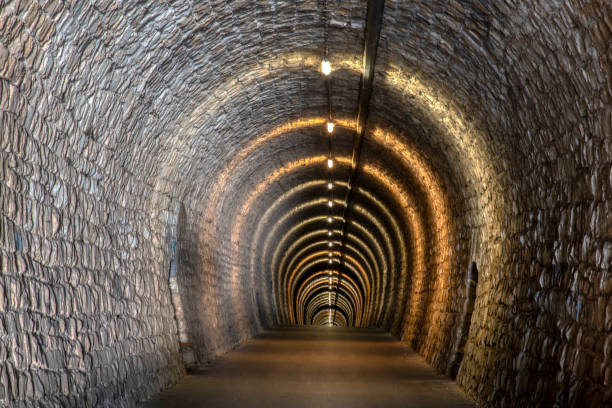 tunnel magnifiquement éclairé du chemin de fer Parenzana, Strunjan, Slovénie - Photo
