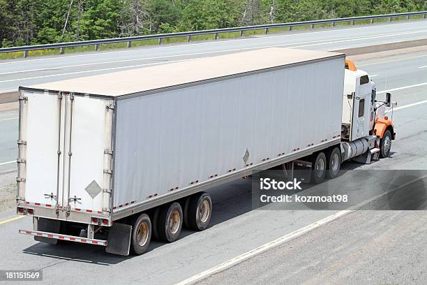 Foto de Transportando Mercadorias e mais fotos de stock de Autoestrada - Autoestrada, Caminhão, Caminhão articulado