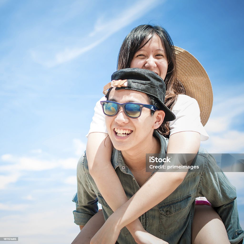 Homem dando mulher levando na praia. - Foto de stock de Abraçar royalty-free