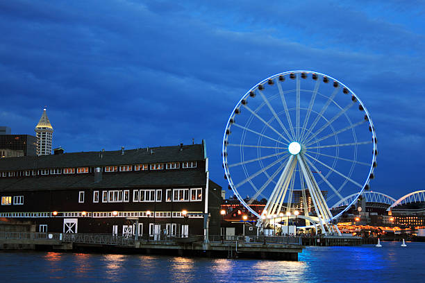 Seattle Wheel Seattle waterfront at night. seattle ferris wheel stock pictures, royalty-free photos & images