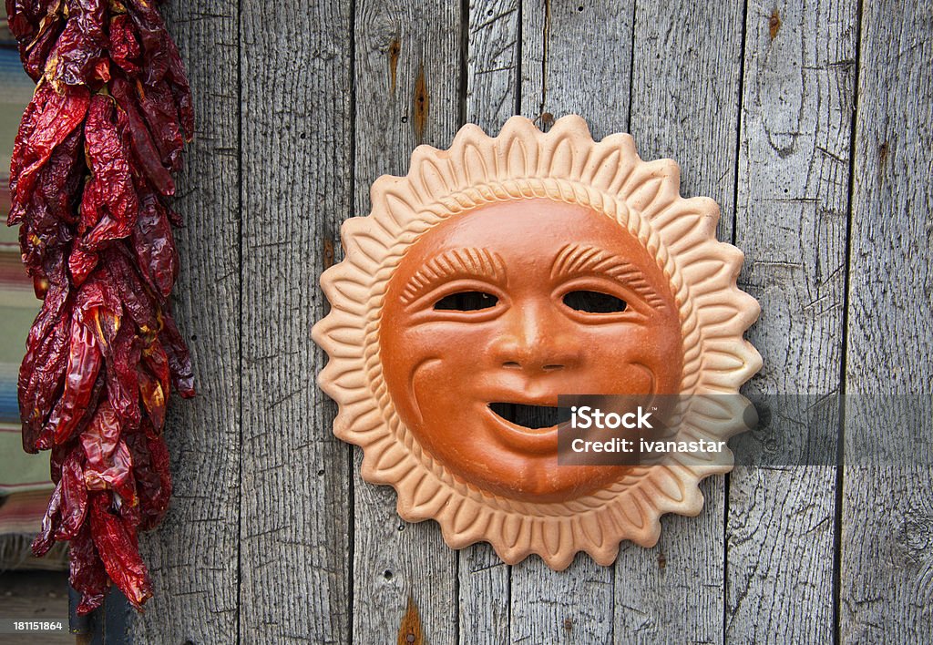 Мексиканский магазин сувениров терракотовые солнце на дисплее - Стоковые фото Солнце роялти-фри