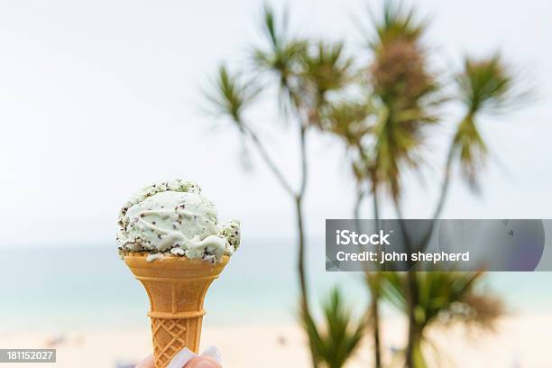 Pedacitos De Chocolate Cono De Helado De Crema De Menta Foto de stock y más banco de imágenes de Helado de crema de menta