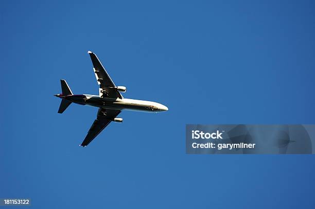 Avião De Baixo - Fotografias de stock e mais imagens de Aterrar - Aterrar, Avião, Avião Comercial