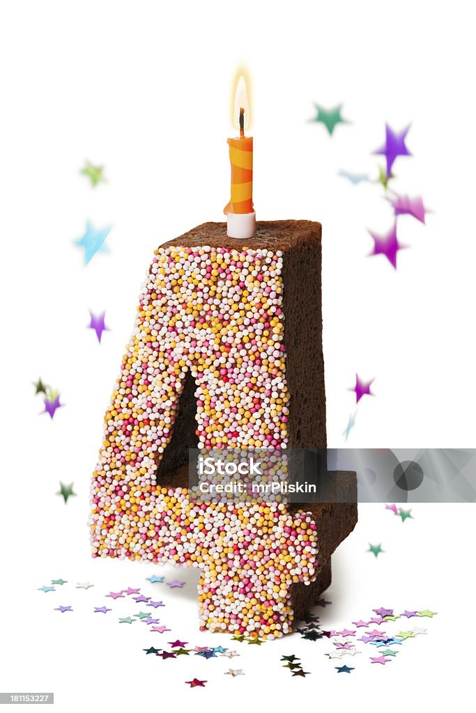 Номер четыре Шоколадный торт ко дню рождения с свеча освещением - Стоковые фото Без людей роялти-фри