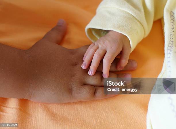 Niña Con Bebé Foto de stock y más banco de imágenes de 12-17 meses - 12-17 meses, Adolescente, Adulto