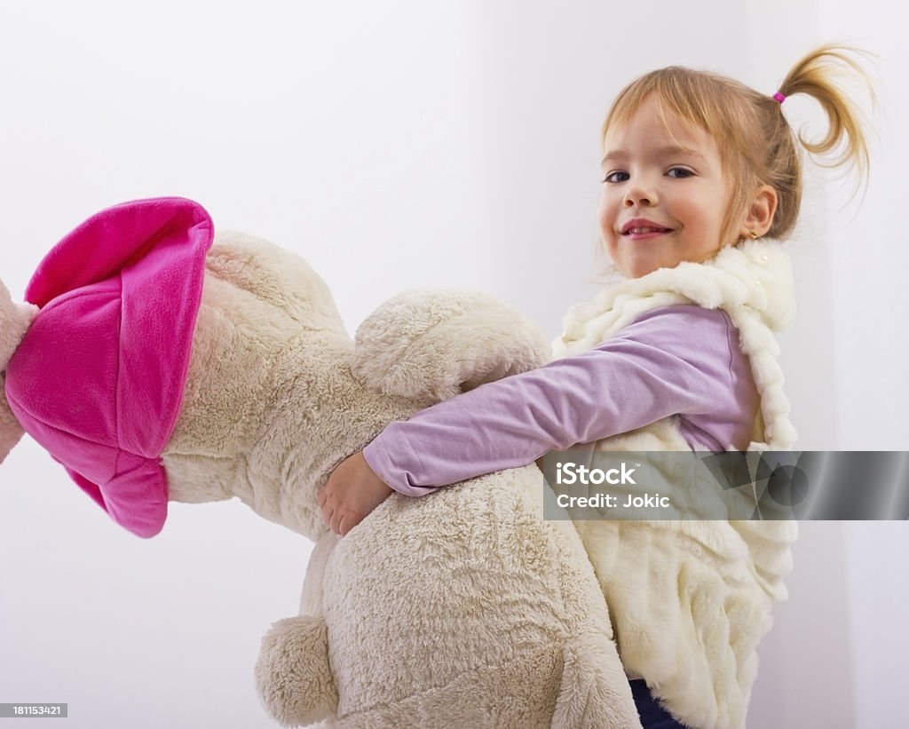 Kleines Mädchen umarmt Ihr teddy Bär. - Lizenzfrei 2-3 Jahre Stock-Foto