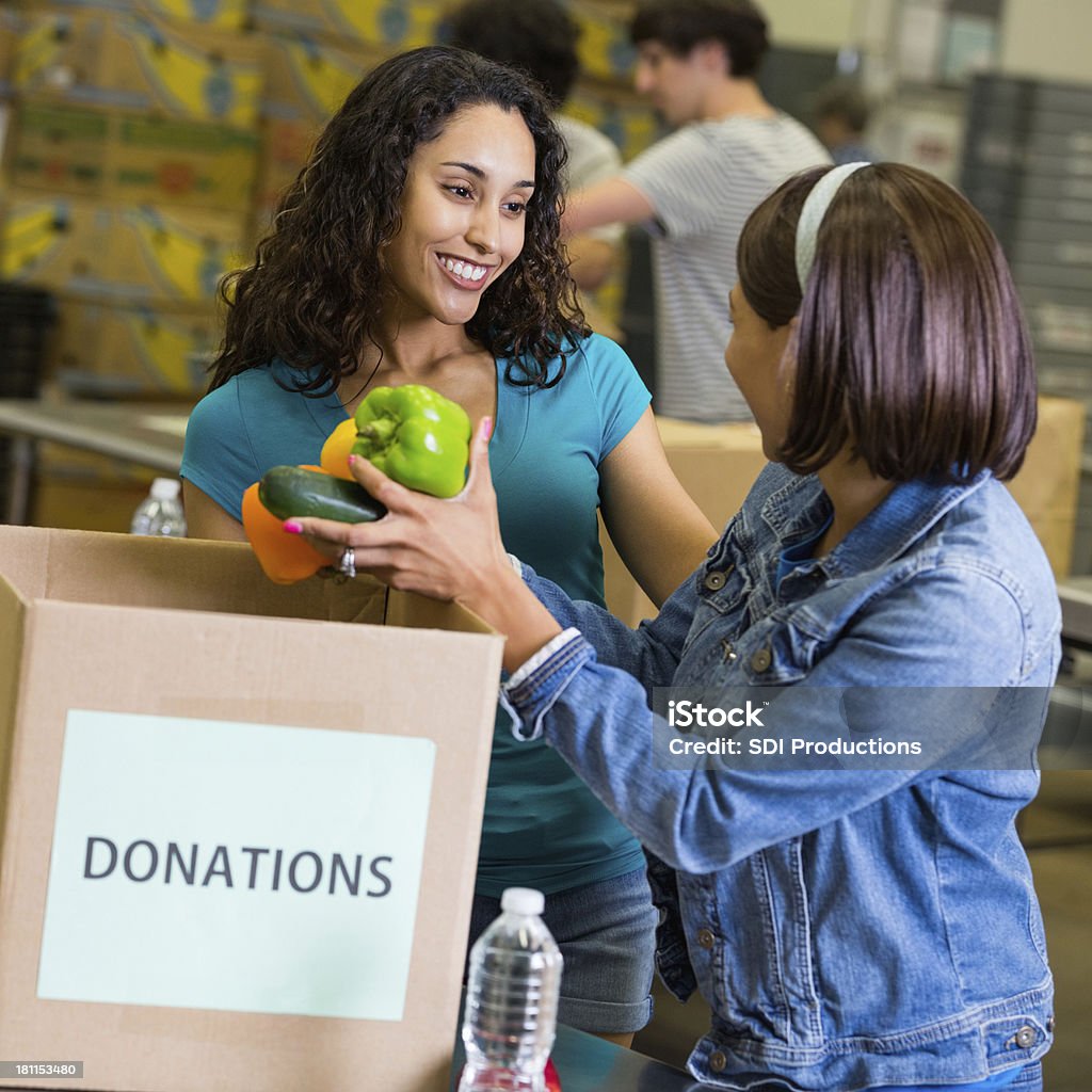 Teen trabajo voluntario para en la donación center con amigos. - Foto de stock de Adolescente libre de derechos