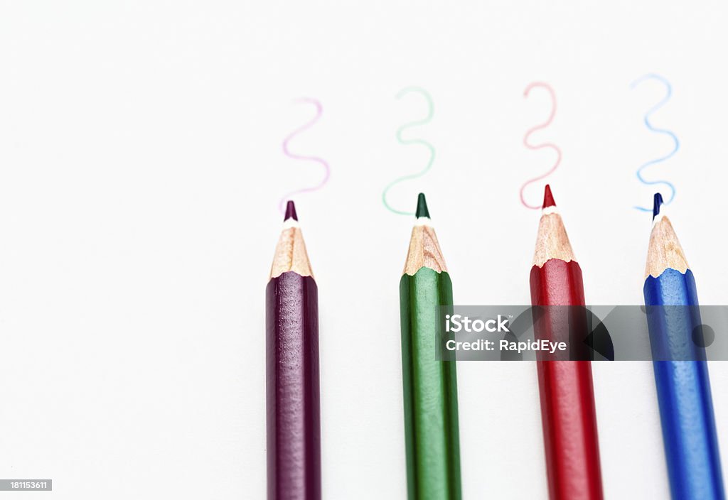 Cuatro lápiz crayons llamar squiggles sobre blanco - Foto de stock de Afilado libre de derechos