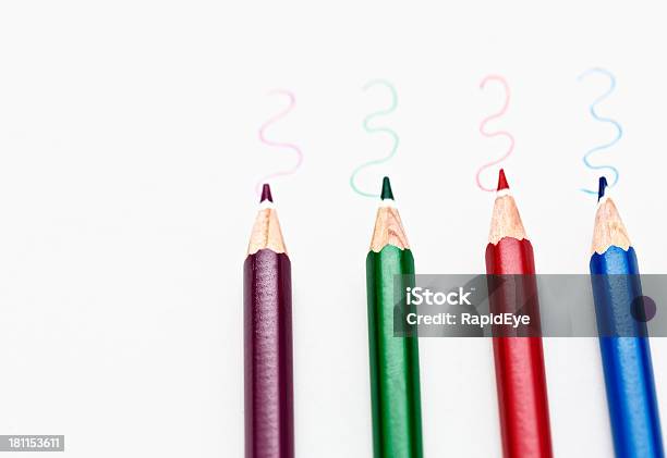 Cuatro Lápiz Crayons Llamar Squiggles Sobre Blanco Foto de stock y más banco de imágenes de Afilado - Afilado, Arte, Arte y artesanía