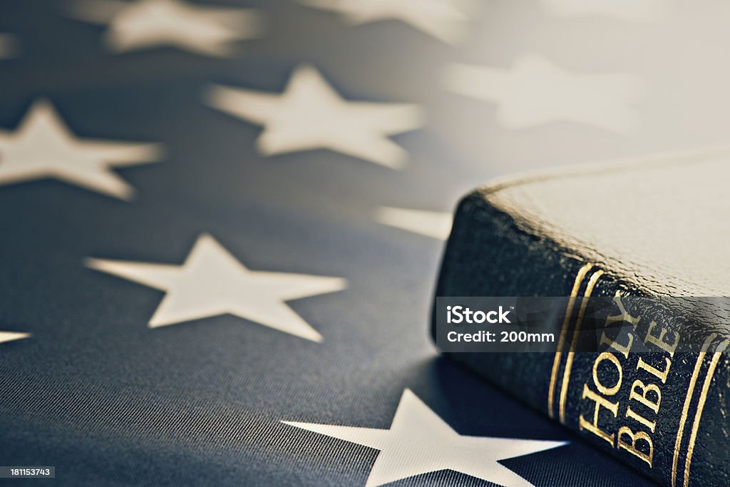 Holy Bibel mit amerikanischer Flagge - Lizenzfrei Christentum Stock-Foto