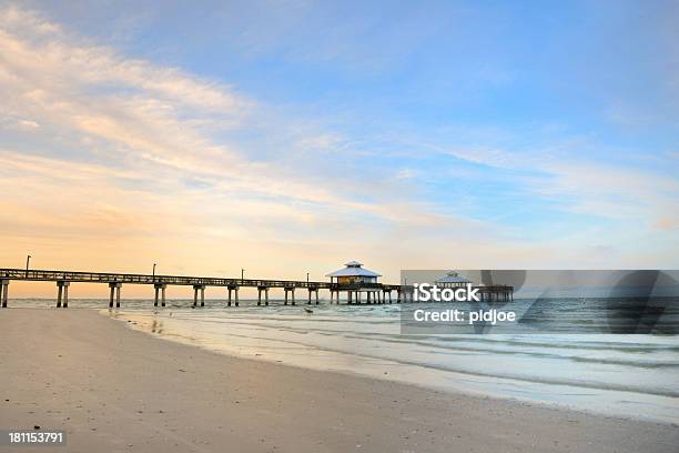 Praia E Cais Em Fort Myers Flórida Eua - Fotografias de stock e mais imagens de Fort Myers - Fort Myers, Cais - Estrutura Feita pelo Homem, Florida - EUA