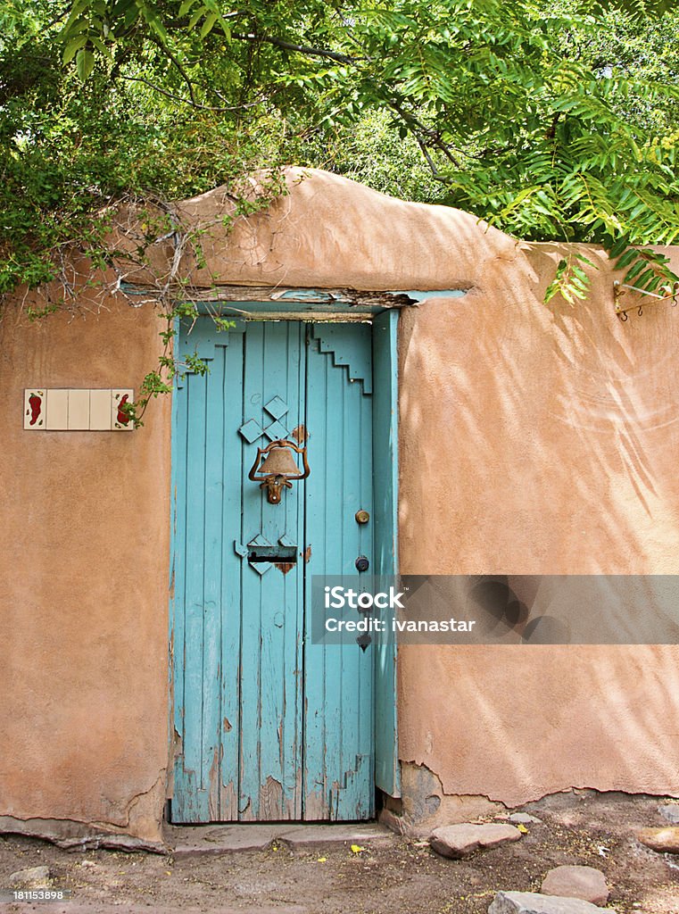 Puerta de entrada hacia el sudoeste de Santa Fe Adobe estuco House - Foto de stock de Azul libre de derechos