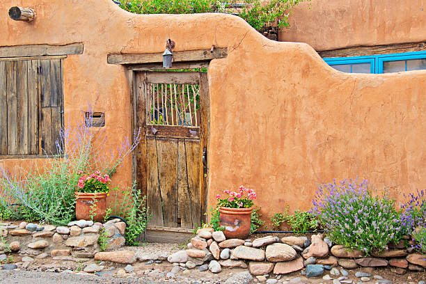 vecchio porta d'ingresso in adobe house - house residential structure southwest usa albuquerque foto e immagini stock