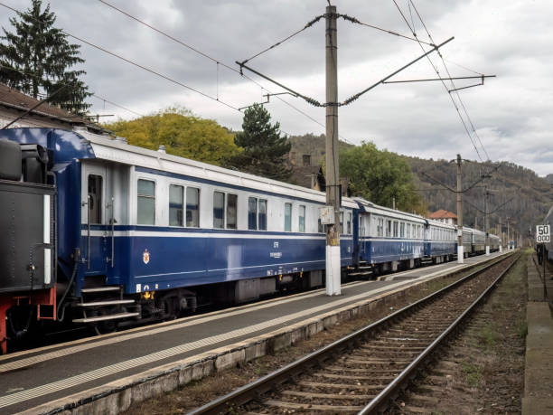 o trem real vintage na estação petrosani, hunedoara, romênia. - royal train - fotografias e filmes do acervo