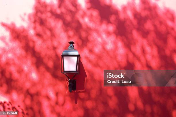 Muro Rosso Lampada Ombre - Fotografie stock e altre immagini di Aiuola - Aiuola, Albero, Ambientazione esterna