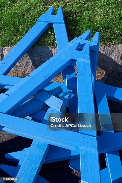Foto de Barricade Se De Madeira Azul e mais fotos de stock de Azul - Azul, Banco de Carpinteiro, Barricada - Divisa