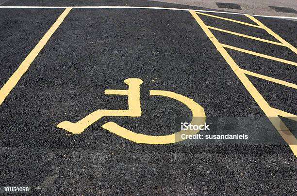 Miejsca Parkingowe Dla Osób Niepełnosprawnych - zdjęcia stockowe i więcej obrazów Bez ludzi - Bez ludzi, Fotografika, Horyzontalny