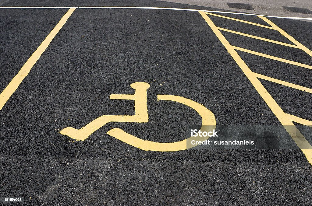 Парковка для людей с ограниченными возможностями - Стоковые фото Автостоянка роялти-фри