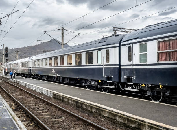старинный президентский поезд на станции петросани, хунедоара, румыния. - royal train стоковые фото и изображения