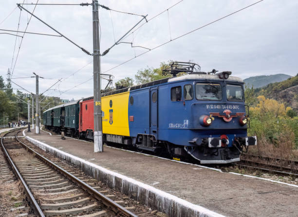 trem vintage moldovita na estação bumbesti-jiu, gorj, romênia. - royal train - fotografias e filmes do acervo