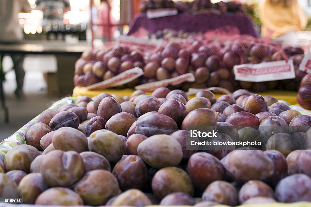 Bauernmarkt: Bin von Pflaumen - Lizenzfrei Bauernmarkt Stock-Foto