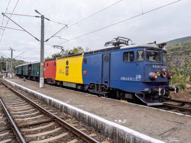 старинный поезд moldovita на станции бумбести-джиу, горж, румыния. - royal train стоковые фото и изображения