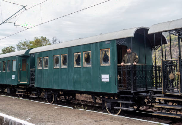 zabytkowy pociąg moldovita na stacji bumbesti-jiu, gorj, rumunia. - royal train zdjęcia i obrazy z banku zdjęć