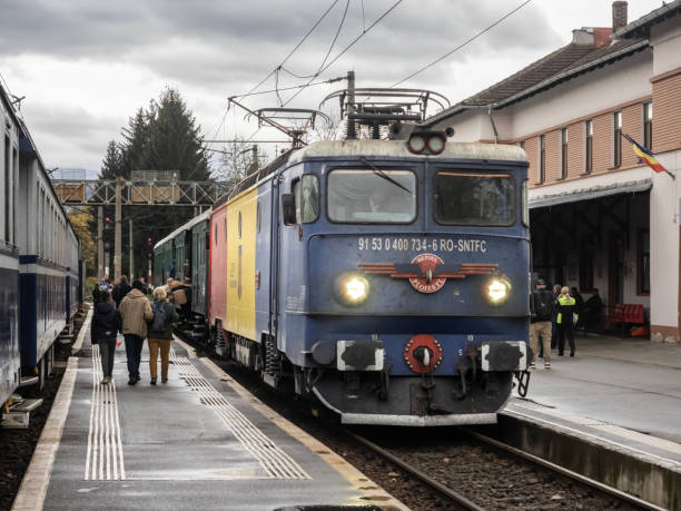 zabytkowy pociąg moldovita na stacji petrosani, hunedoara, rumunia. - royal train zdjęcia i obrazy z banku zdjęć