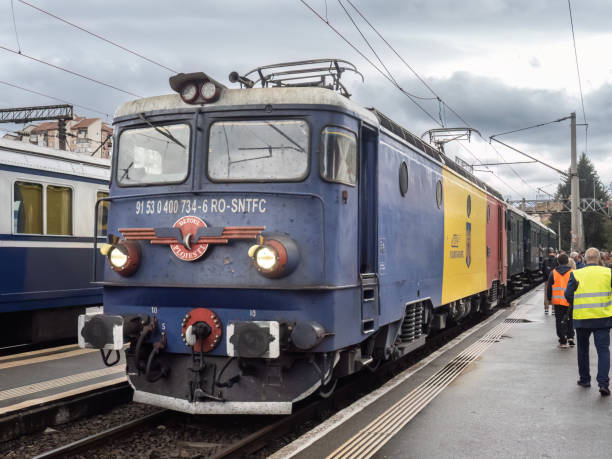 zabytkowy pociąg moldovita na stacji petrosani, hunedoara, rumunia. - royal train zdjęcia i obrazy z banku zdjęć