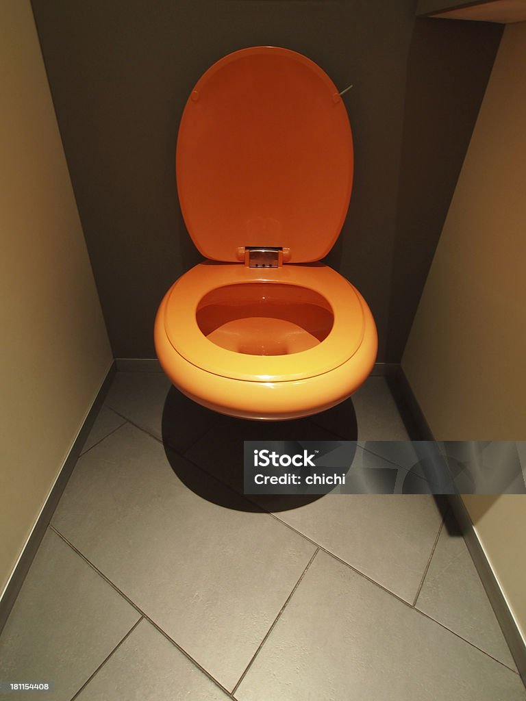 Pomarańczowy toaleta - Zbiór zdjęć royalty-free (Budynek użyteczności publicznej)