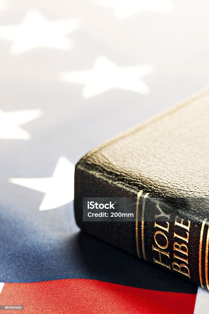 Sacra Bibbia con bandiera americana - Foto stock royalty-free di Cristianesimo