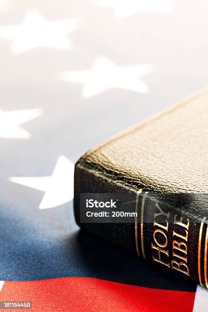 Święta Biblii Z Amerykańska Flaga - zdjęcia stockowe i więcej obrazów Chrześcijaństwo - Chrześcijaństwo, Patriotyzm, 4-go lipca