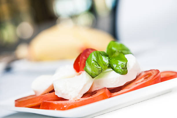 italiano tipico caprese - mozzarella tomato salad italy foto e immagini stock